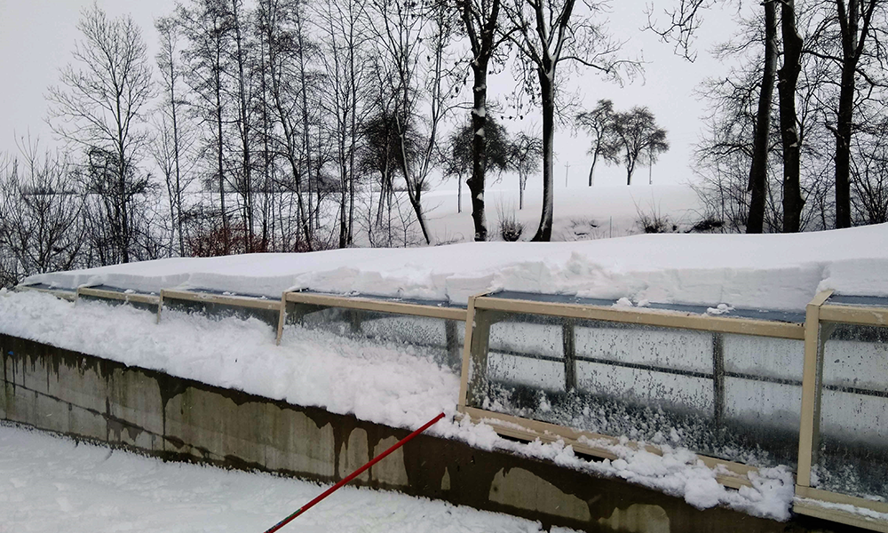 Discret medium level enclosure - Swimming pool enclosure in the snow in Austria